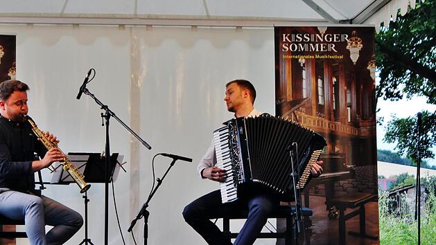 Das Duo Aliada, das ist Michat Knot (links, Sopransaxophon) und Bogdan Laketic, spielten auf der Terrasse im Schlosshof Aschach