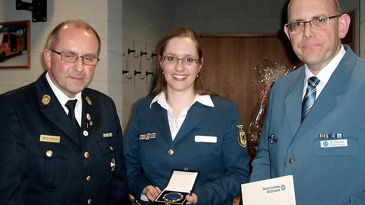 Die Ehrenplakette des Bundesinnenministeriums bekam Engelbert Scherer von Alexander Fischer (rechts) vom THW überreicht.