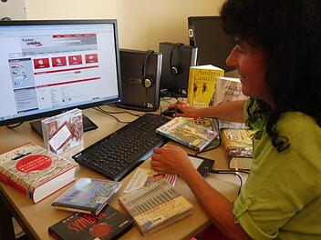 Drei, vier, fünf Medien zu einem Thema: Nicht nur Büchereileiterin Gabriele Lechner hat die Auswahl.  Foto: Pauline Lindner