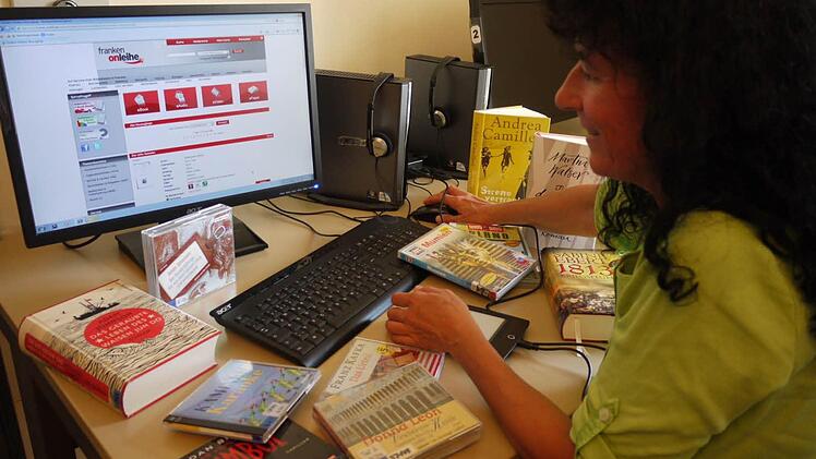 Drei, vier, fünf Medien zu einem Thema: Nicht nur Büchereileiterin Gabriele Lechner hat die Auswahl.  Foto: Pauline Lindner