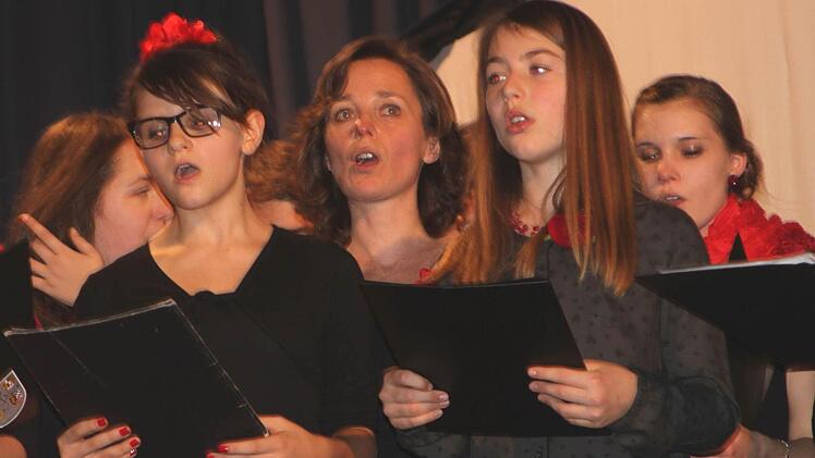 Ursula Bauer (Dritte von rechts), als federführende Abteilungsleiterin und aktive Sängerin mittendrin.