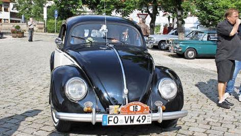 Bei der Veteranenrallye sind Prachtexemplare der Mitglieder wie dieser VW Käfer mit Brezelfenster zu bewundern. Foto: privat