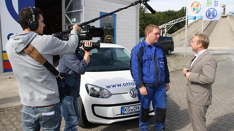 Selbst das Bayerische Fernsehen interessierte sich für die Aktion und filmte die Auto-Übergabe von Peter Heil an Philipp Kiesel. Foto: Ralf Ruppert