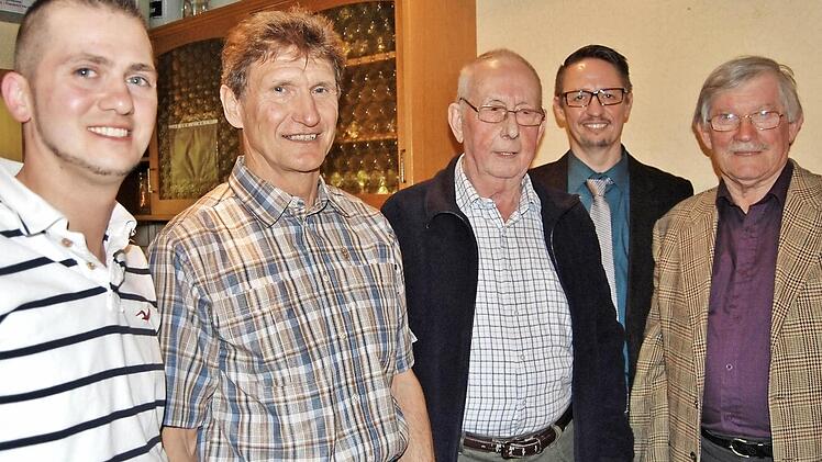 Für ihre Treue ehrte Vorsitzender Mario Samko (2. von rechts) die Mitglieder (von links): Marcel Degand (25 Jahre) und Karl-Heinz Back (50 Jahre), Heinz Kunzmann und Siegbert Holzheimer (beide 60 Jahre).