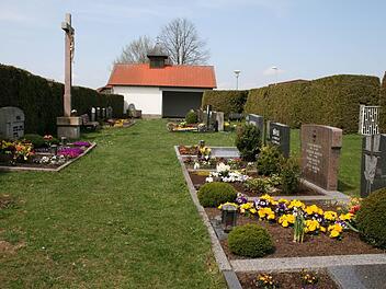 Sehr gepflegt ist der kleine Friedhof in Singenrain. Ob die Bürger weiterhin die Pflege übernehmen, bleibt noch offen. Foto: Gabriele Sell