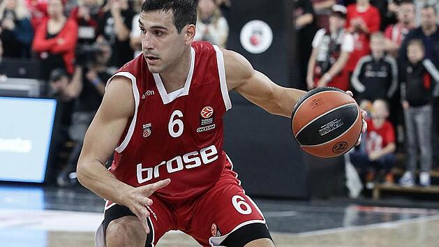 Nikos Zisis setzte zu Beginn und im dritten Viertel Akzente. Am Ende war der 32-j&auml;hrige Grieche mit 20 Punkten bester Werfer der Brose Baskets in Bremerhaven. Foto: sportpress