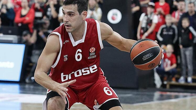 Nikos Zisis setzte zu Beginn und im dritten Viertel Akzente. Am Ende war der 32-jährige Grieche mit 20 Punkten bester Werfer der Brose Baskets in Bremerhaven. Foto: sportpress