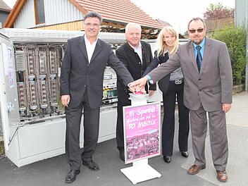 Projektleiter Klaus Markert von der Telekom, Bürgermeister Helmut Fischer, Telekom- Vertriebsbeauftragte Marion Thüngen und der gemeindliche "Breitbandpate" Detlef Sperlich (von links) drücken symbolisch den Startknopf.  Foto: Gerda Völk