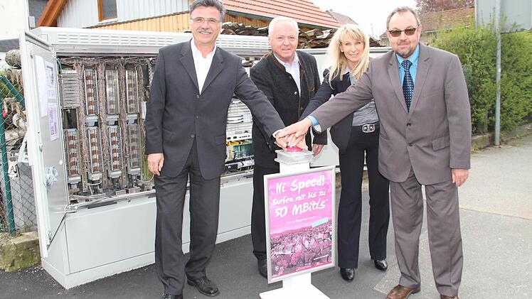 Projektleiter Klaus Markert von der Telekom, Bürgermeister Helmut Fischer, Telekom- Vertriebsbeauftragte Marion Thüngen und der gemeindliche "Breitbandpate" Detlef Sperlich (von links) drücken symbolisch den Startknopf.  Foto: Gerda Völk