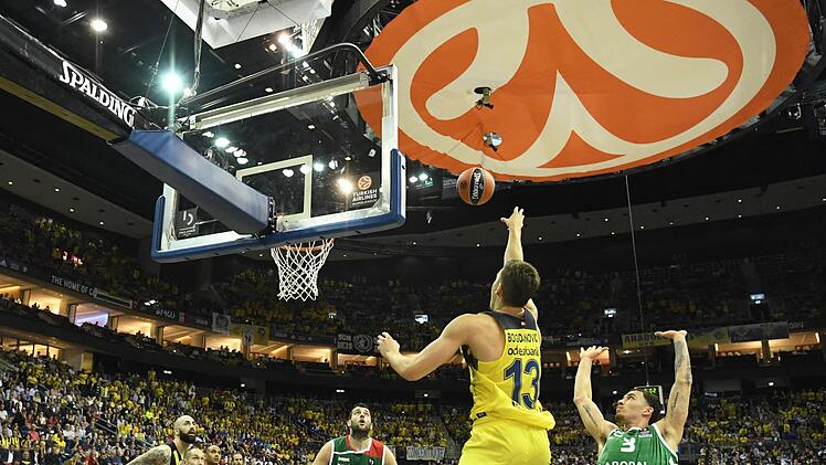 Bogdan Bogdanovic (Nr. 13) erzielt zwei seiner 18 Punkte. Der 23-jährige Serbe war in der Verlängerung der Matchwinner, in der er die Hälfte seiner Punkte markierte. Foto: dpa