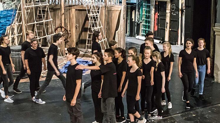 "Von der Freiheit" lautete der Titel der Eigenproduktion, mit der sich die Theatergruppe der Regiomontanus-Schule am Festival für Schultheater in Coburg beteiligte.Foto: Jochen Berger