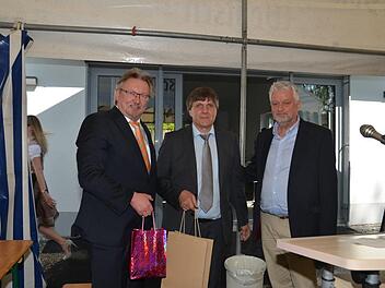 Anstatt einer Schlüsselübergabe gab es Präsente (von links): Bürgermeister Hans Pietz, Stefan Löffler (Dorfgemeinschaft), Reinhard Sponsel (ALE). Foto: Karl-Heinz Hofmann