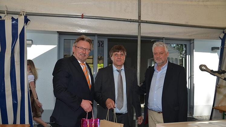 Anstatt einer Schlüsselübergabe gab es Präsente (von links): Bürgermeister Hans Pietz, Stefan Löffler (Dorfgemeinschaft), Reinhard Sponsel (ALE). Foto: Karl-Heinz Hofmann
