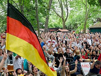 Rudelgucken im Biergarten in Nürnberg. Foto: Daniel Karmann/dpa