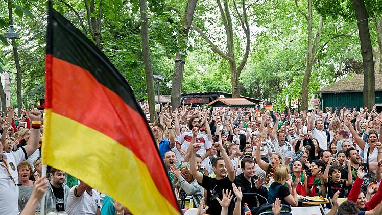Rudelgucken im Biergarten in Nürnberg. Foto: Daniel Karmann/dpa