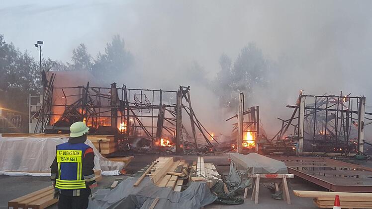 Am Mittwochabend fing die Lagerhalle Feuer. Foto: NEWS5