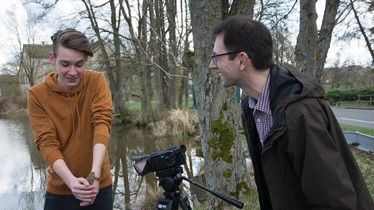 Bei den Filmaufnahmen in Weißenbach: Schüler Paul Vogler nimmt ersten Kontakt zur Kröte auf, Lehrer Heiko Berner freut sich.  Foto: Ingo Queck