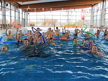 Schüler aus den Klassen 2 und 3 aus Frauendorf und Uetzing toben sich im Aqua Riese aus. Mit einer Aktion will das Hallenbad für das Schwimmen werben.Tobias Kindermann
