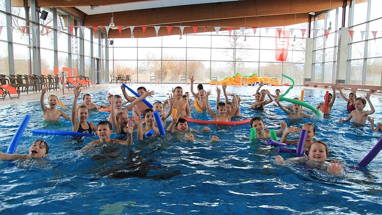 Schüler aus den Klassen 2 und 3 aus Frauendorf und Uetzing toben sich im Aqua Riese aus. Mit einer Aktion will das Hallenbad für das Schwimmen werben.Tobias Kindermann