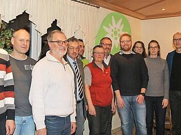 Der neu gewählte Vorstand des Deutschen Alpenvereins (DAV) mit dem neuen Vorsitzenden Thomas Klinger (Fünfter von rechts) und seinem Vorgänger und dem nunmehrigen Zweiten Vorsitzenden Robert Wagner (Vierter von links).  Fotos: K.- H. Hofmann