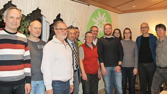 Der neu gewählte Vorstand des Deutschen Alpenvereins (DAV) mit dem neuen Vorsitzenden Thomas Klinger (Fünfter von rechts) und seinem Vorgänger und dem nunmehrigen Zweiten Vorsitzenden Robert Wagner (Vierter von links).  Fotos: K.- H. Hofmann