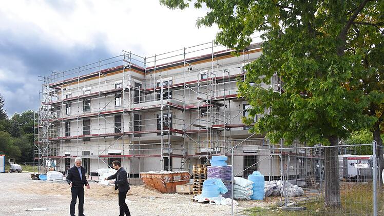 Mathias Abbe (links) von der Seniorenhilfe-Genossenschaft und Sebastian Kramer von der Gemeindeverwaltung Heroldsbach machen sich ein Bild vom Fortschritt des Gebäudes für das Projekt "Wohnen im Alter". Foto: Karl Heinz Wirth