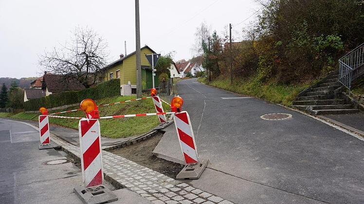 Die Einmündung aus dem Söllerweg in die Talstraße in Schmalwasser wird derzeit für die Autofahrer entschärft.  Foto: Marion Eckert