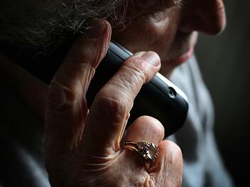 Gerade viele ältere Menschen fallen immer wieder auf den sogenannten Enkeltrick herein. Im Bild telefoniert eine Seniorin mit einem schnurlosen Festnetztelefon.