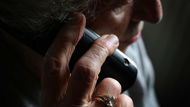 Gerade viele ältere Menschen fallen immer wieder auf den sogenannten Enkeltrick herein. Im Bild telefoniert eine Seniorin mit einem schnurlosen Festnetztelefon.