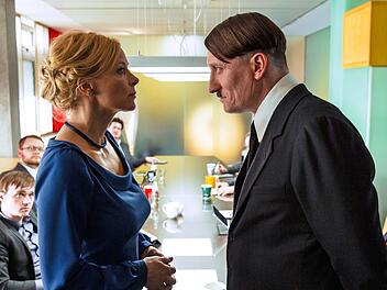 Fraglos mutig: "Er ist wieder da" wurde von David Wnendt in einen halbdokumentarischen Spielfilm verwandelt (Szene mit Katja Riemann und Oliver Masucci).