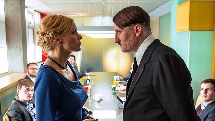 Fraglos mutig: "Er ist wieder da" wurde von David Wnendt in einen halbdokumentarischen Spielfilm verwandelt (Szene mit Katja Riemann und Oliver Masucci).