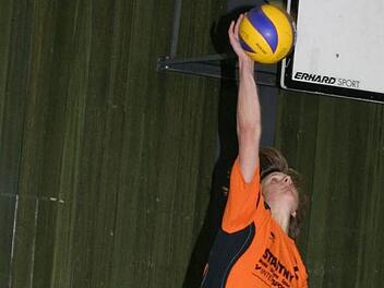 Eine starke Vorstellung bot im Eberner Team Simon Langenberg als Steller und auch im Angriff - hier bei einem seiner gefürchteten Sprungaufschläge. Foto: Dietz