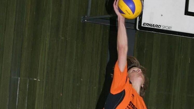 Eine starke Vorstellung bot im Eberner Team Simon Langenberg als Steller und auch im Angriff - hier bei einem seiner gefürchteten Sprungaufschläge. Foto: Dietz