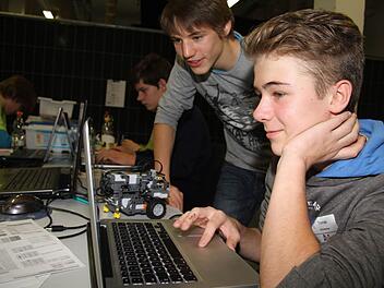 Thomas Henning und Gabriel Moser zerbrechen sich den Kopf, wie das Programm noch verbessert werden könnte. Fotos: Sonja Adam