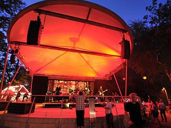 Das neue Podium bietet den Bands optisch und akustisch beste Voraussetzungen. Fotos: Roland Meister