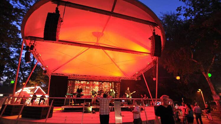 Das neue Podium bietet den Bands optisch und akustisch beste Voraussetzungen. Fotos: Roland Meister