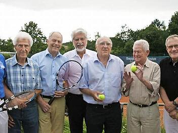 Für 40 Jahre Mitgliedschaft geehrt: Axel Zeiträg, Heiner Gutbier, Gerd Holzinger, Pali Singh, Horst Schuster, Christain Wunderlich und Helmut Ermert, gemeinsam mit dem 1. Vorsitzenden Thomas Findeiß. Foto: Sylvia Hubele