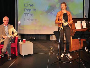 Johannes Simon (links) las zum Thema "Eine pralle Tüte Leben" aus seinem Buch "Sinnzeit für Zweifler, Ungläubige und andere gute Christen". Vervollkommnet wurde die Lesung durch die Sängerin Sophia Weinberger und den Pianisten und Sänger Tobias Hümpfner.  Foto: Ulrike Langer