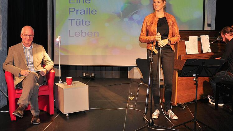 Johannes Simon (links) las zum Thema "Eine pralle Tüte Leben" aus seinem Buch "Sinnzeit für Zweifler, Ungläubige und andere gute Christen". Vervollkommnet wurde die Lesung durch die Sängerin Sophia Weinberger und den Pianisten und Sänger Tobias Hümpfner.  Foto: Ulrike Langer
