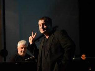 Respektlos geben sich die Äh-Werker: Hier Harald Schuberth, der die Kabarettisten musikalisch begleitet, mit Albert Herrnleben Foto: Werker Englischr