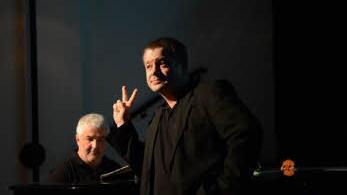 Respektlos geben sich die Äh-Werker: Hier Harald Schuberth, der die Kabarettisten musikalisch begleitet, mit Albert Herrnleben Foto: Werker Englischr