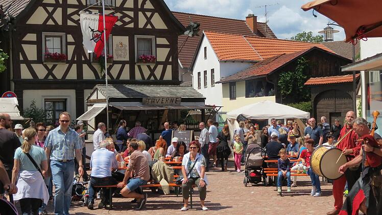 Markttreiben in Euerdorf. Foto: Doris Bauer