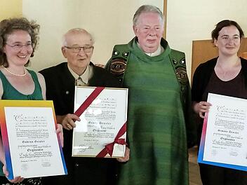 Georg Denzler zusammen mit Pater Wolfram Schüssler, umrahmt von den Töchtern Gudrun und Simone (rechts) Foto: p