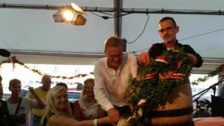 Das erste Fass ist angestochen - Sandkerwa is! Foto: Sebastian Martin