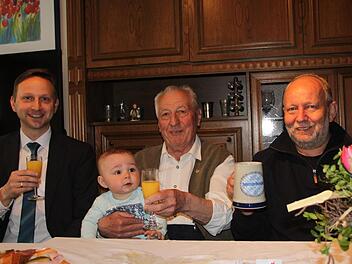 Hans Stenglein stieß mit Bürgermeister Robert Bosch (links) und Sigurd Karg (rechts) auf seinen 85. Geburtstag an. Mit im Bild ist sein Urenkel Tobias.  Foto: Sarina Rosenbusch