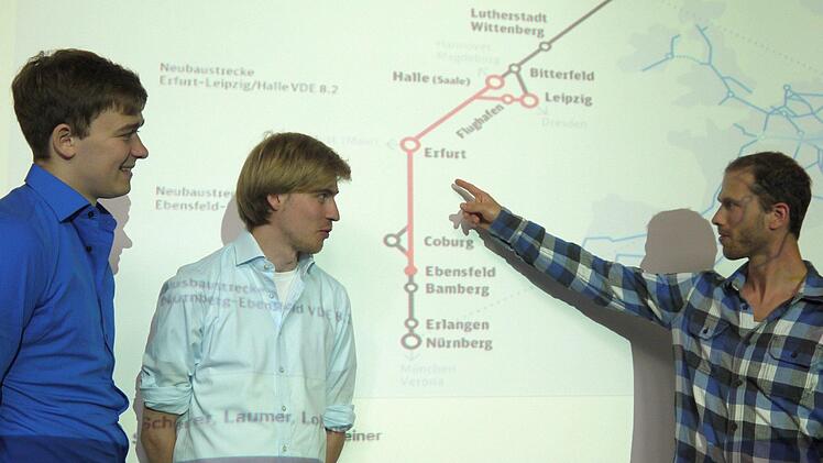 Philipp Laumann, Daniel Scherer und   Jakob Lobensteiner (von links)  befassen sich   im Studium mit Umwelt- und Katastrophenmanagement. Deshalb haben sich sich mit den Voraussetzungen für Rettungseinsätze entlang der ICE-Neubaustrecke befasst.Berthold Köhler