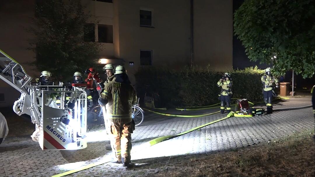 Bamberg: Brand in Mehrfamilienhaus - Feuerwehr findet leblosen Bewohner