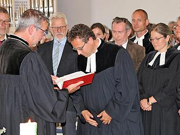 Der evangelische Pfarrer Martin Hild (rechts) wurde von Dekan Dr. Matthias  Büttner (links)in sein neues Amt eingeführt. Foto: Dieter Britz