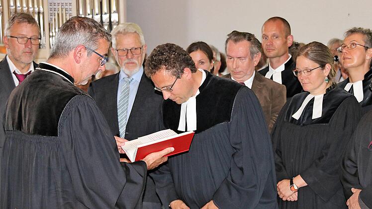 Der evangelische Pfarrer Martin Hild (rechts) wurde von Dekan Dr. Matthias  Büttner (links)in sein neues Amt eingeführt. Foto: Dieter Britz