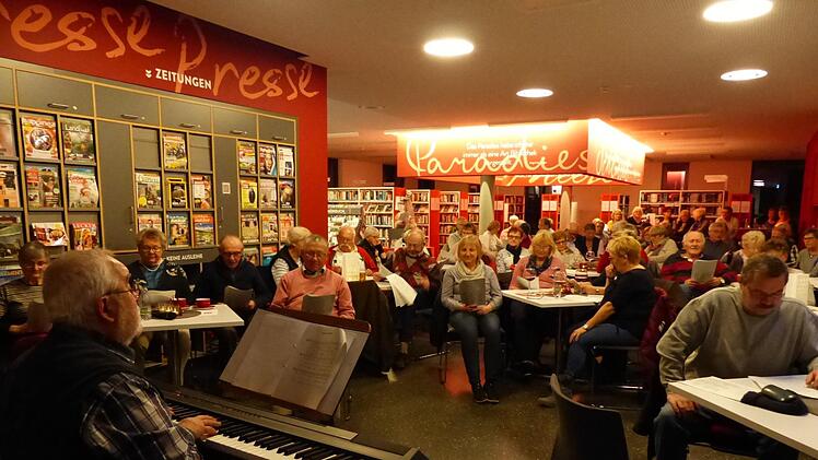 Beim Adventssingen in der Forchheimer Stadtbücherei Foto: Pauline Lindner
